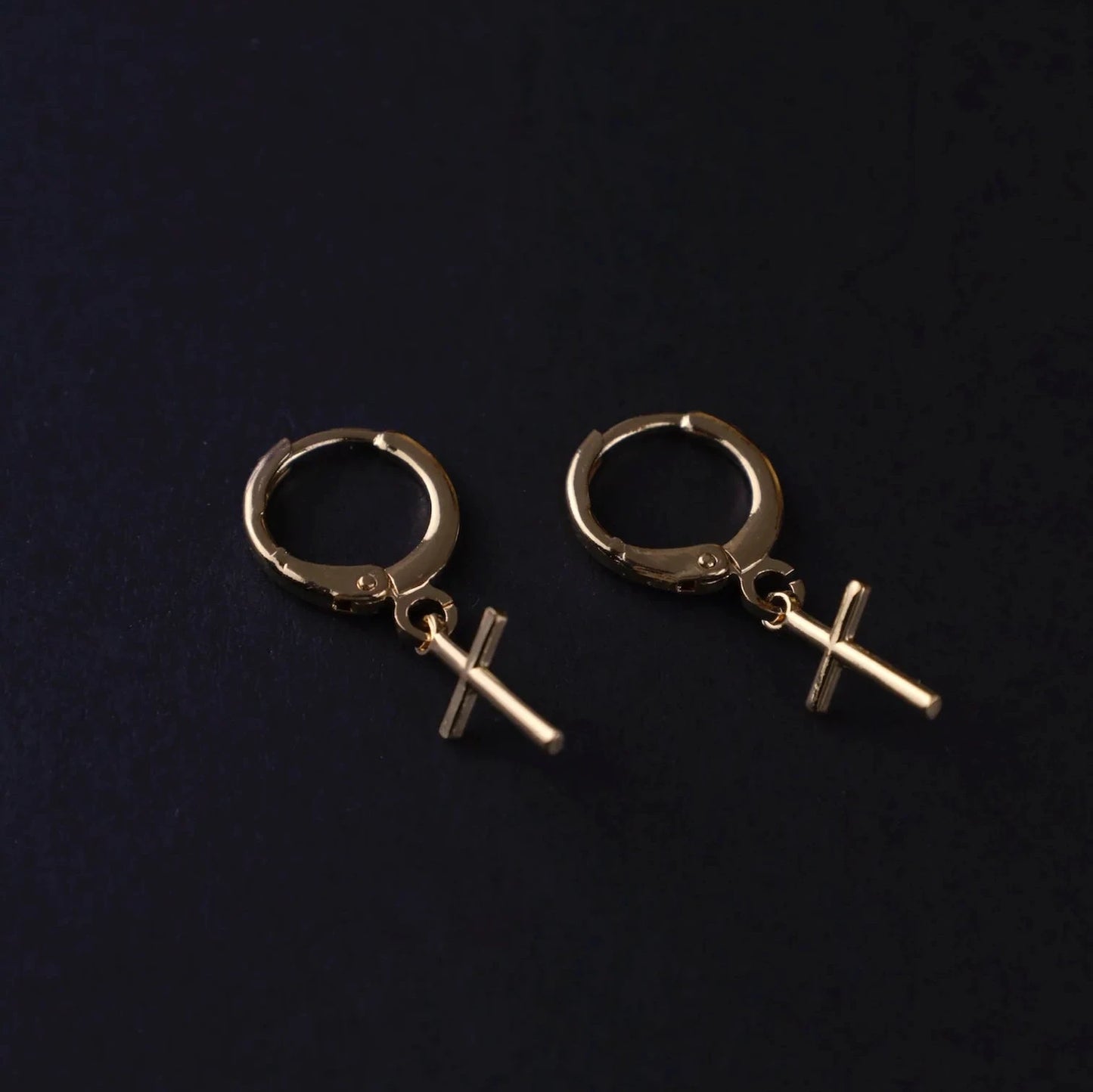 Candongas Cruz en Oro laminado 18k Para Caballero