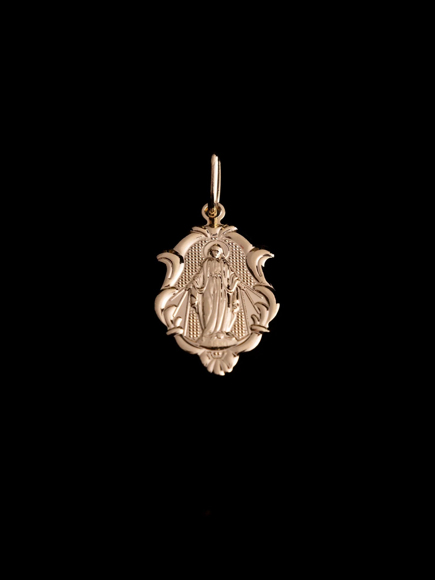 Dije Milagrosa Tallada Light en Oro laminado 18k