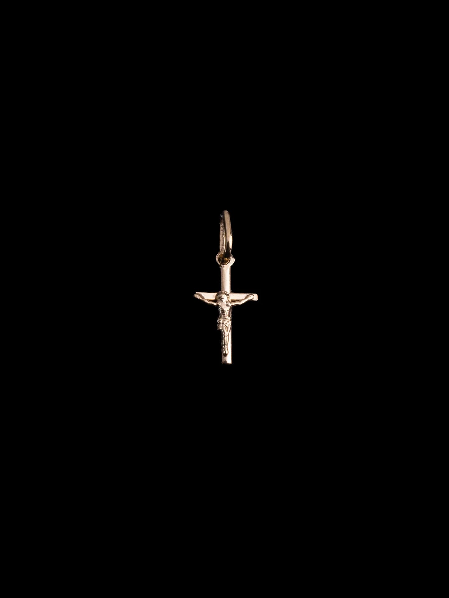 Dije Cristo Esbelto pequeño en Oro laminado 18k