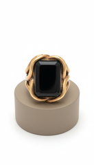 anillo escultural de ónix dorado