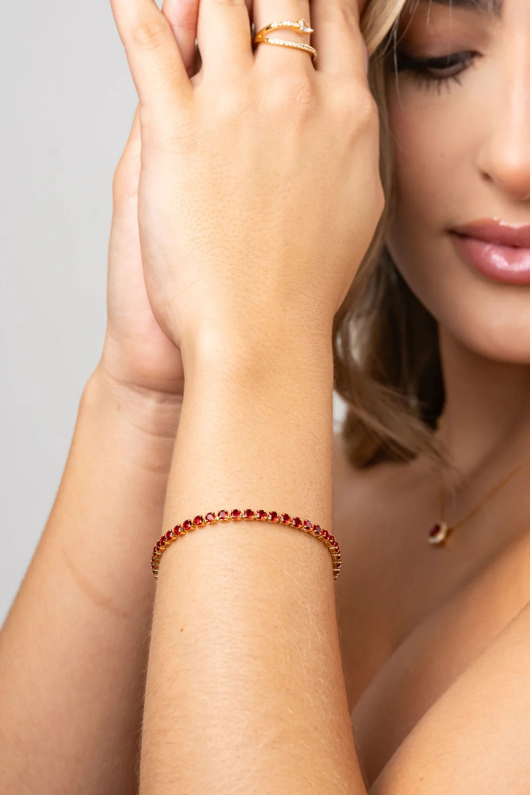 Pulsera Tenis Pigeon Blood en Oro laminado 18k