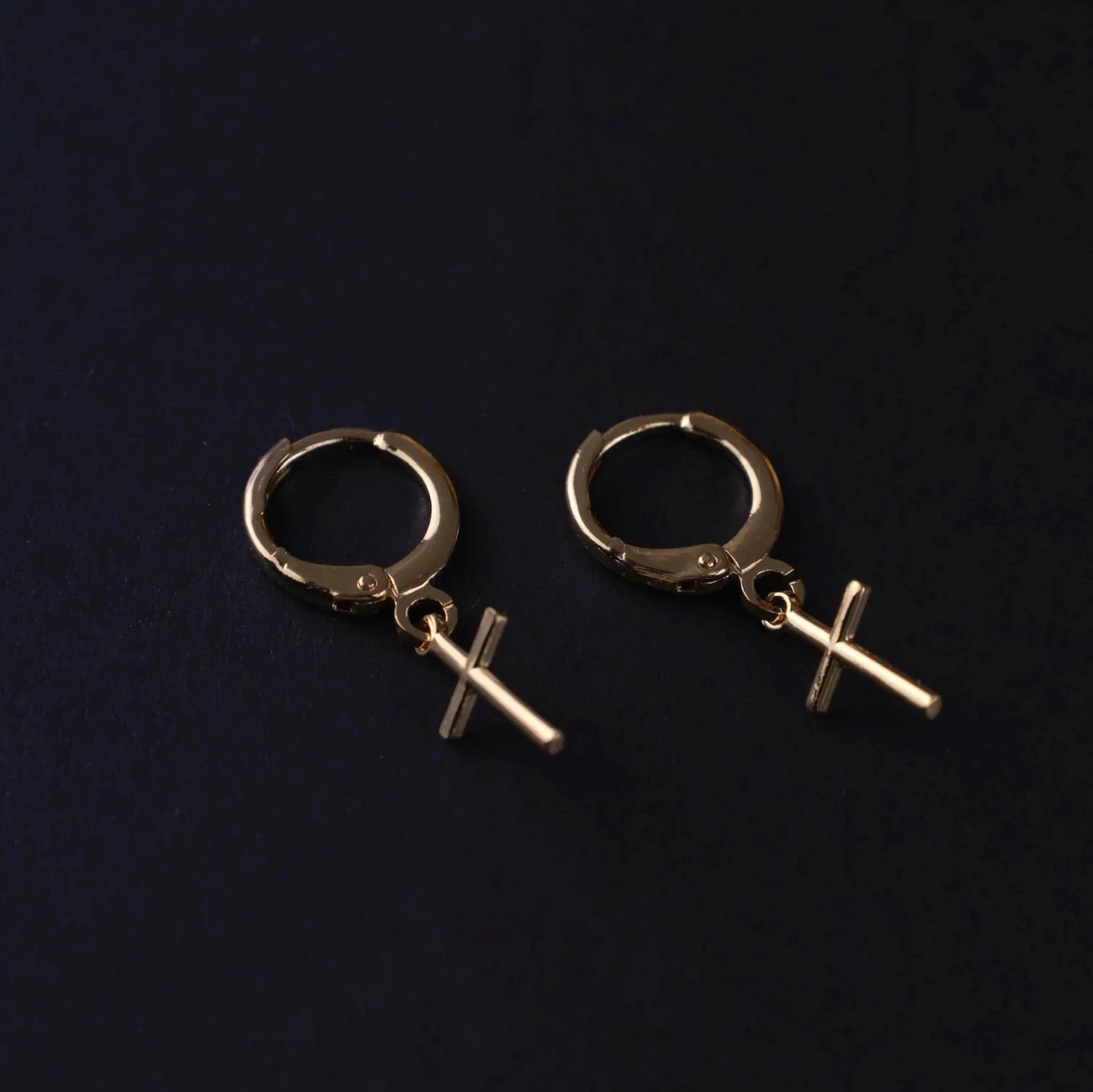 Candongas Cruz en Oro laminado 18k Para Caballero