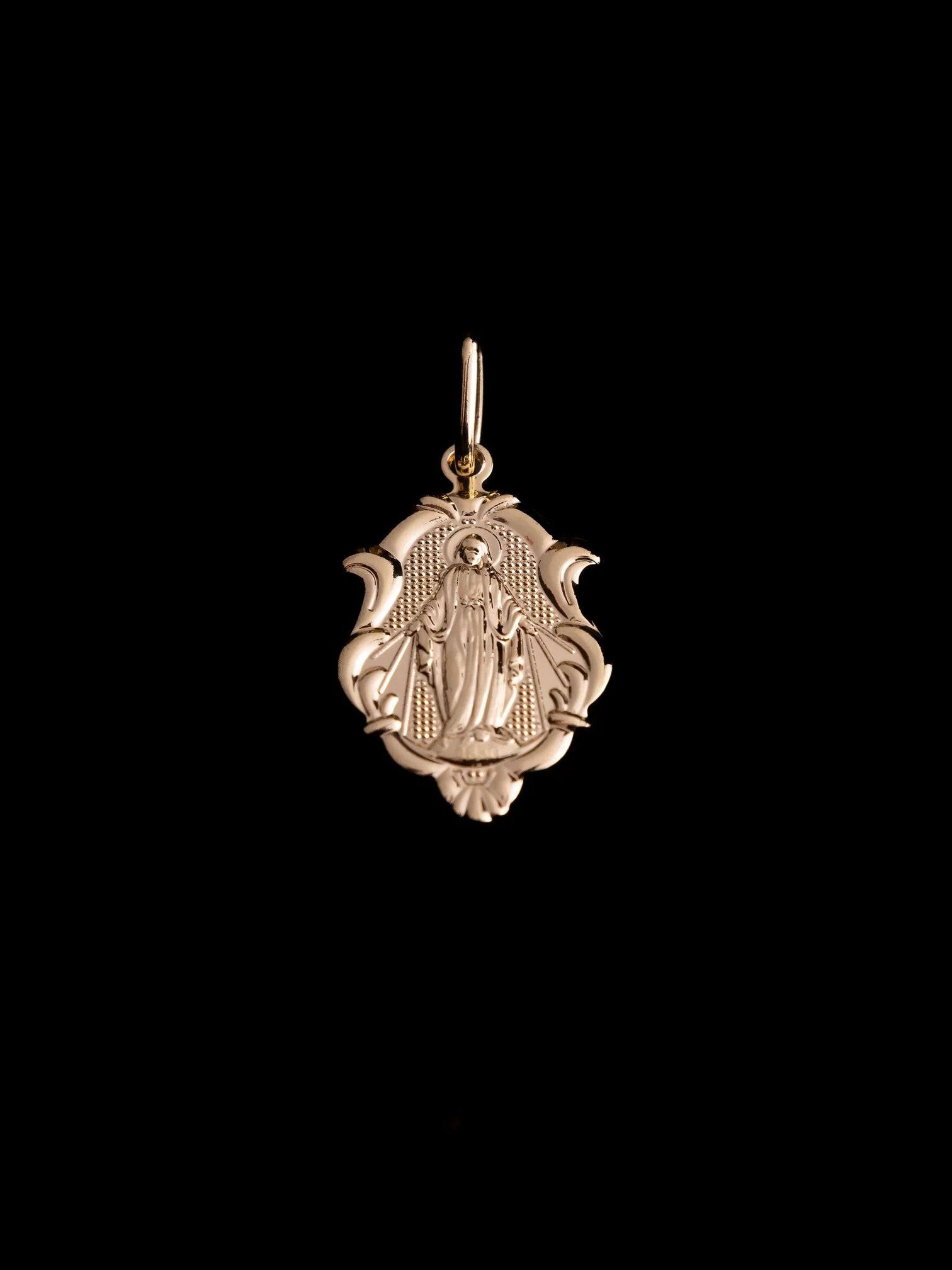 Dije Milagrosa Tallada Light en Oro laminado 18k
