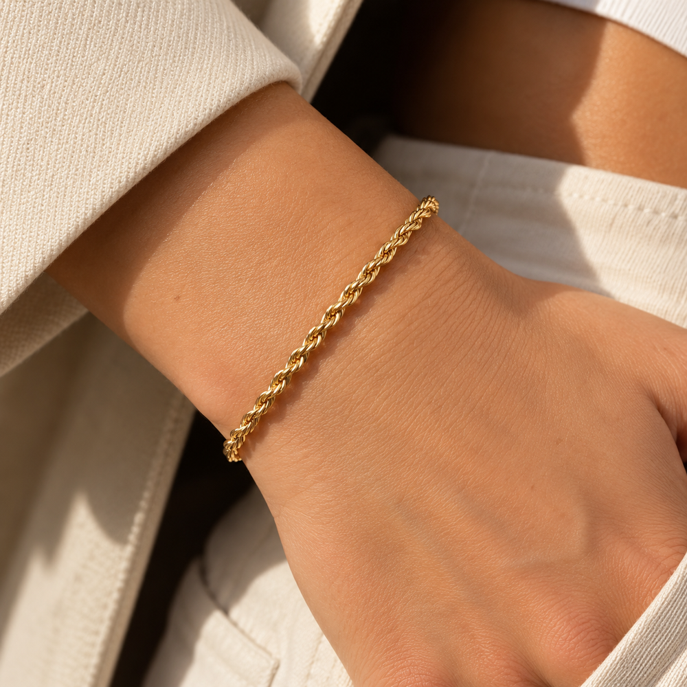Pulsera Lazo en Oro Laminado 18K puesta en muñeca de mujer
