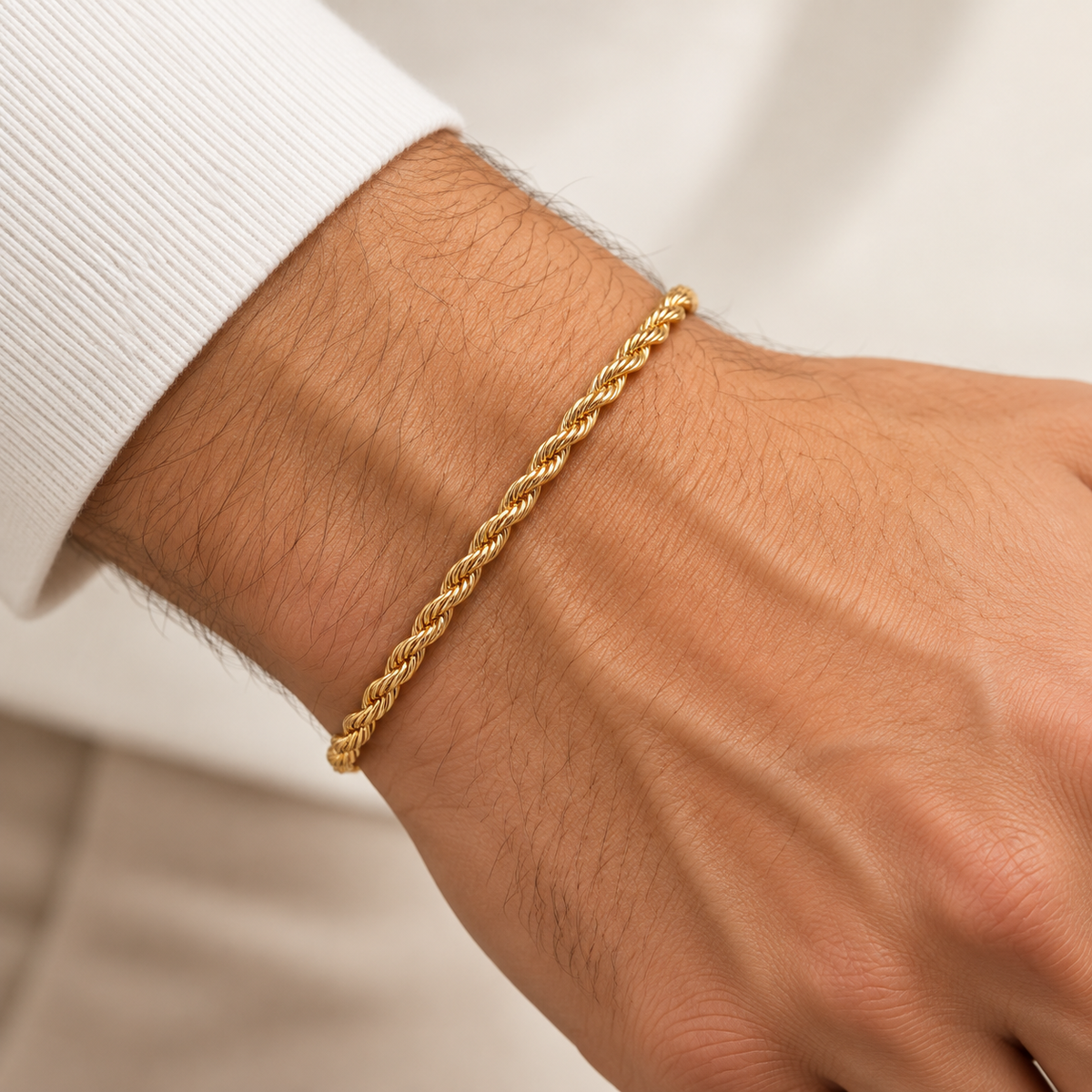 Pulsera Lazo unisex en Oro Laminado 18K puesta en muñeca de hombre
