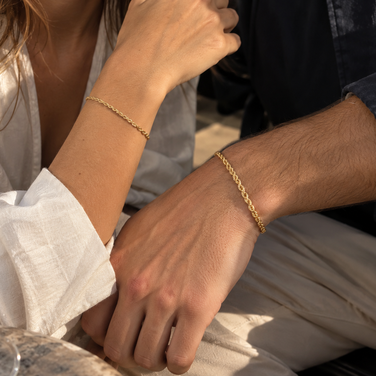 Pulsera Lazo unisex en Oro Laminado 18K puesta en pareja