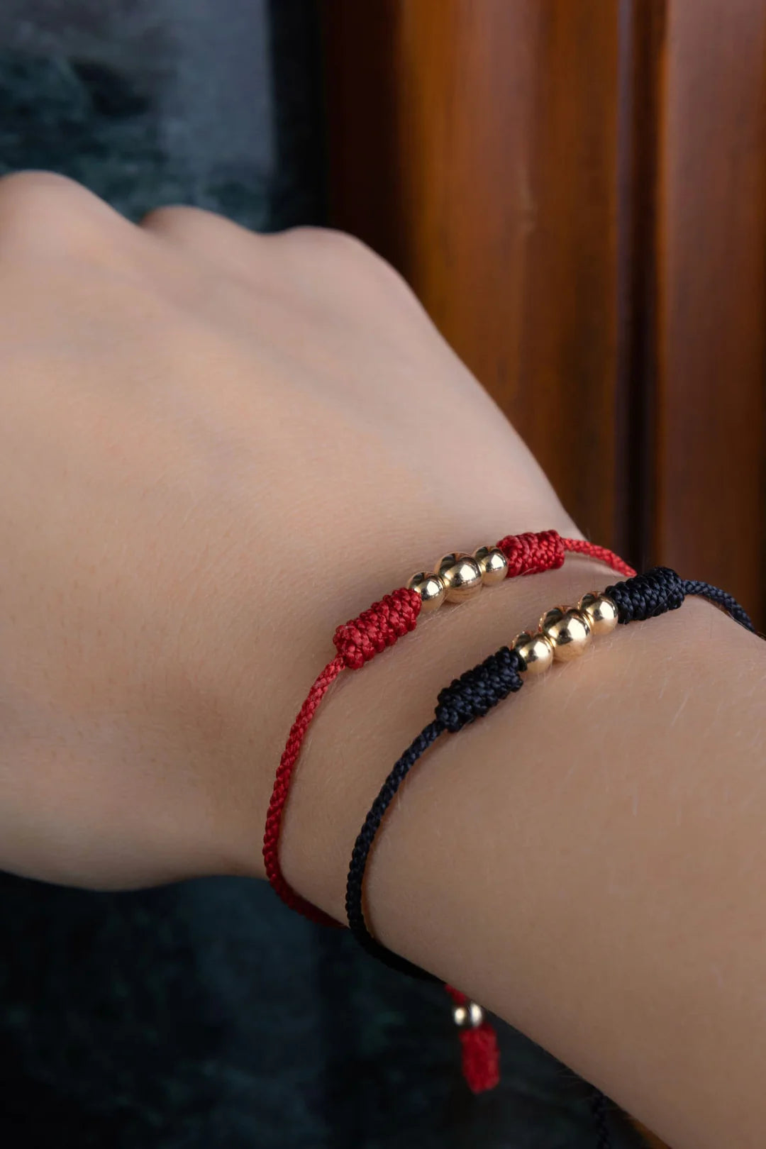 Pulseras 3 Balines de Hilo Rojo o Negro en Oro laminado 18k Para Pareja