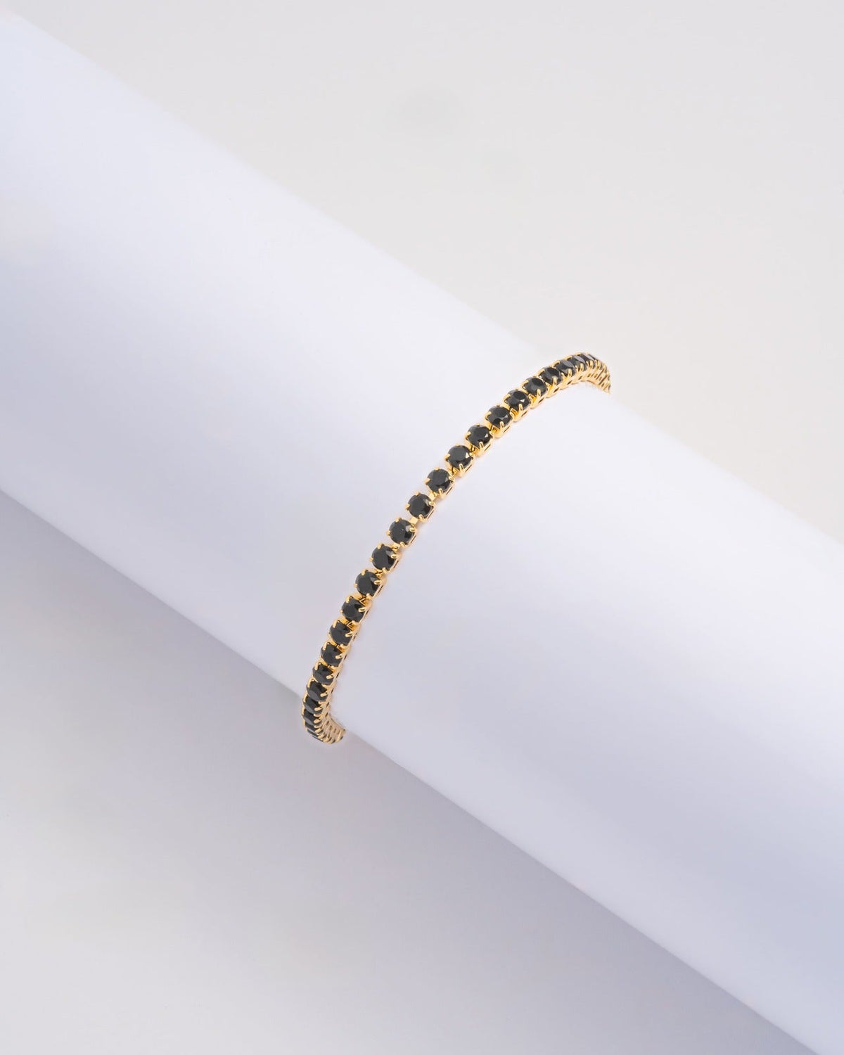 Pulsera Tenis Negra en Oro Laminado 18k — vista 1