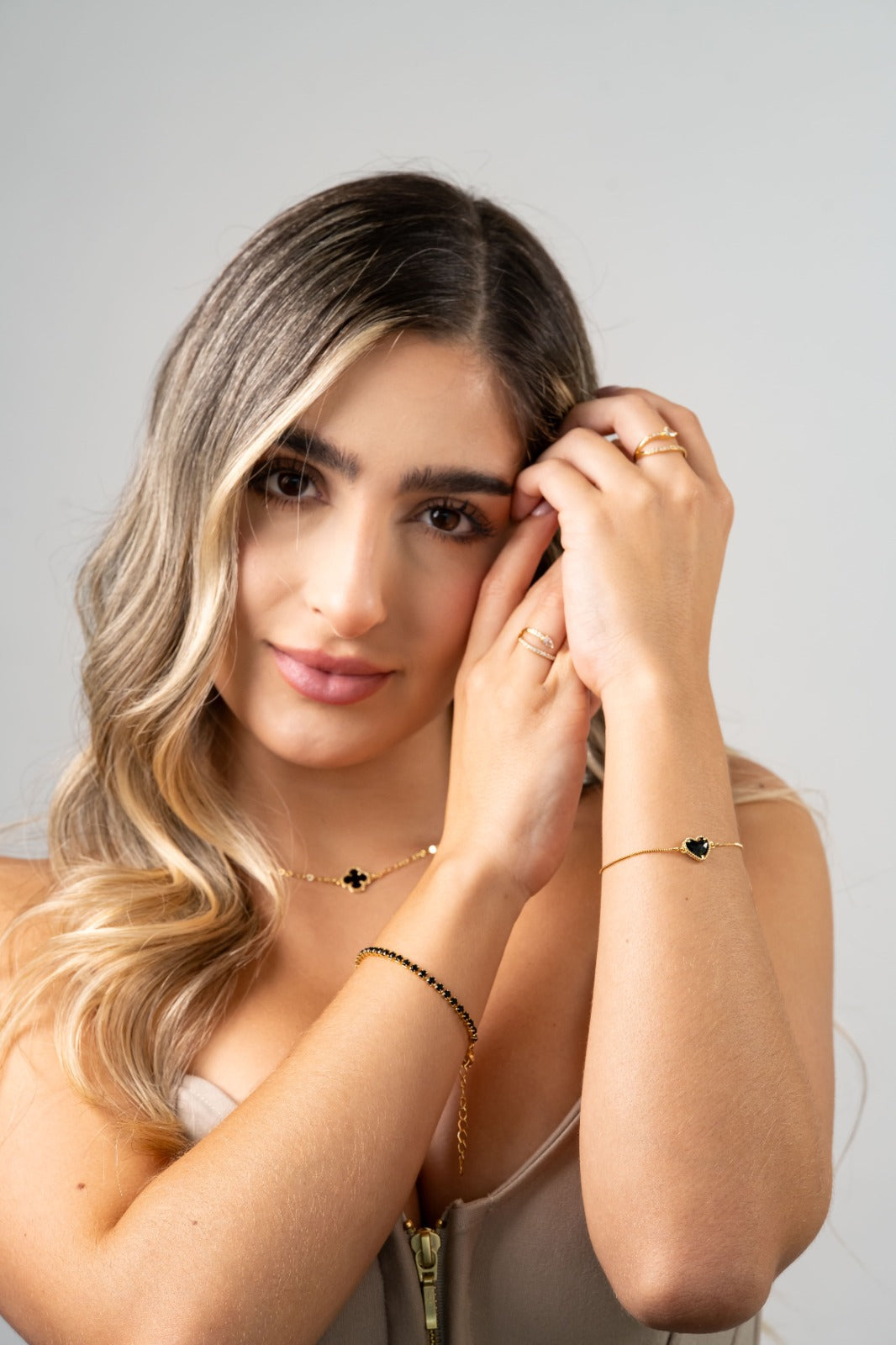 Pulsera Tenis Negra en Oro Laminado 18k — vista 2